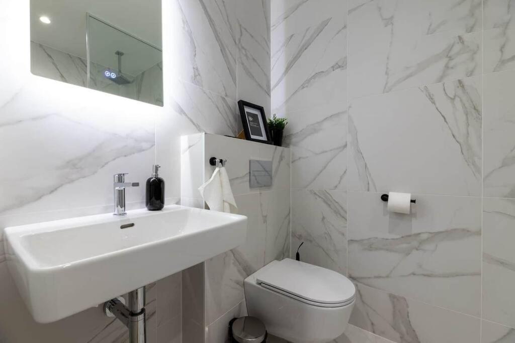 Апартаменты Modern In The Heart Of *